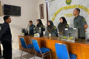 Morning Briefing Petugas PTSP oleh Wakil Ketua Pengadilan Agama Sidikalang