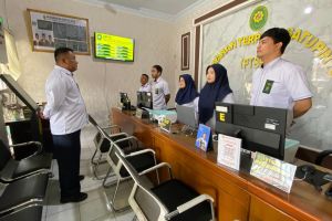 Morning Briefing Petugas PTSP 18 Mei 2026 oleh Sekretaris Pengadilan Agama Sidikalang